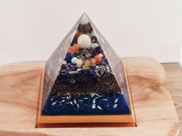 Orgonite pyramide lapis lazuli sphère et bracelet 7 chakras